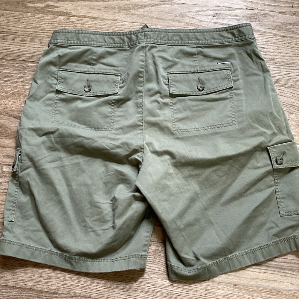 L.L. Favorite Fit Women’s Green Cargo Drawstring Zipper Shorts Item #295236 - 14 - Picture 2 of 8